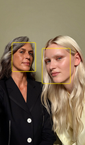 De feature Middelpunt voor foto’s wordt gebruikt om het gezicht van twee personen beter in beeld te brengen