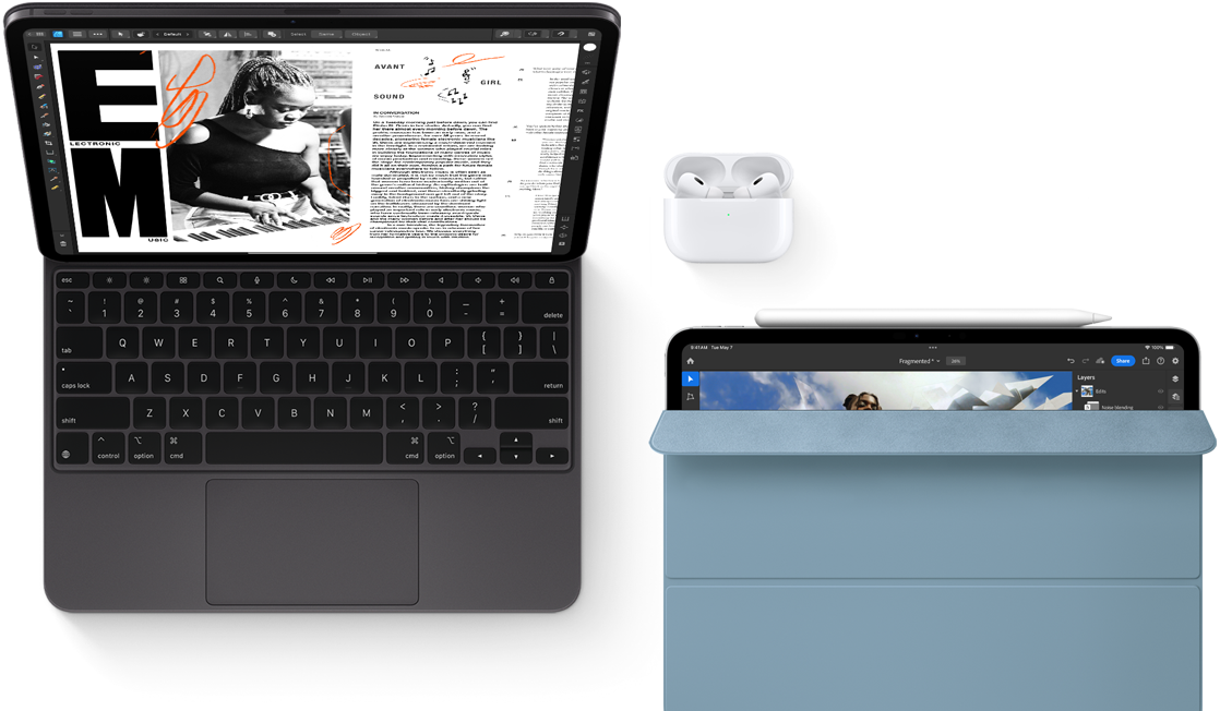 iPad Pro met Magic Keyboard en Airpods Pro. Daarnaast een andere iPad met Apple Pencil en Smart Folio