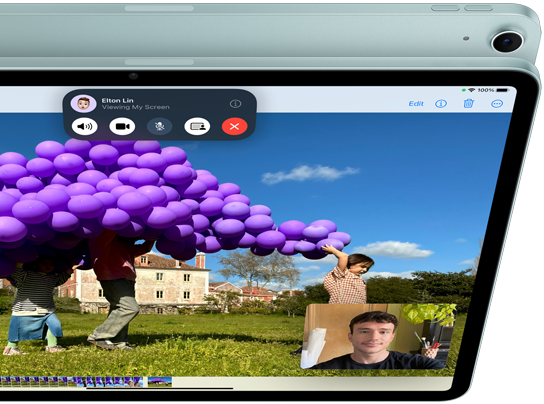 iPad Air met 12‑MP ultragroothoekcamera aan de voorkant, en op het display de SharePlay-feature in FaceTime