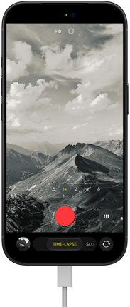 iPhone 18 Pro, voorkant, op het scherm een berglandschap, met de cameramodus in de Timelapse-modus, met netsnoer aangesloten op de oplaadpoort