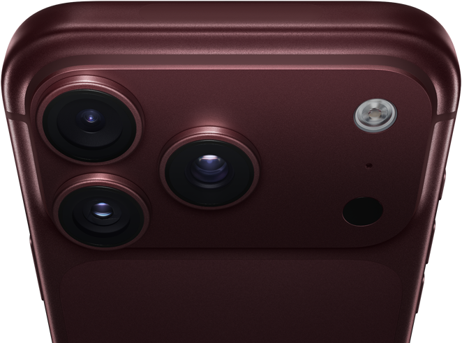 Achterkant van iPhone 18 Pro Max in de kleur Bordeauxrood (donkerrood), Pro Fusion-camerasysteem bovenaan, 3 lenzen, variabel diafragma met deels dichtgeklapte lamellen, flitser, microfoon en LiDAR-scanner, bovenkant, systeemantenne, platte zijkanten, afgeronde hoeken