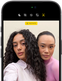 iPhone 18 Pro, zwart, voorkant, twee modellen poseren voor de camera, ter demonstratie van de Center Stage-camera aan de voorkant