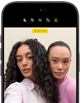 iPhone 18 Pro, zwart, voorkant, twee modellen poseren voor de camera, ter demonstratie van de Center Stage-camera aan de voorkant
