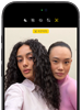 iPhone 18 Pro, zwart, voorkant, twee modellen poseren voor de camera, ter demonstratie van de Center Stage-camera aan de voorkant