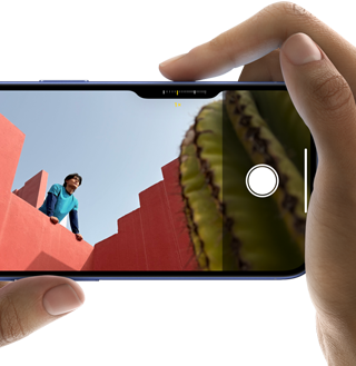 Cameraregelaar op iPhone 16, rechtervinger schuift over de zijkant van de telefoon om de camera-instellingen aan te passen