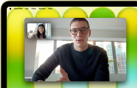 MacBook Neo, kleur Citrus, videogesprek op het scherm, de feature Middelpunt zorgt ervoor dat de gebruiker midden in beeld blijft