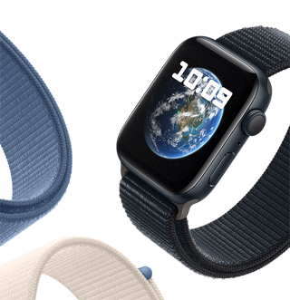 Apple Watch SE met geweven sportbandje, en op het display de achtergrond Astronomie met een afbeelding van de planeet aarde.